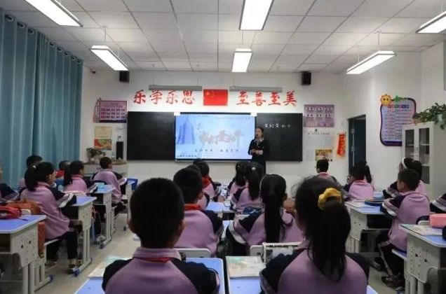 讲述前辈故事学生们聚精会神地听着目光中充满了对英雄的敬仰 讲述前辈故事学生们聚精会神地听着目光中充满了对英雄的敬仰